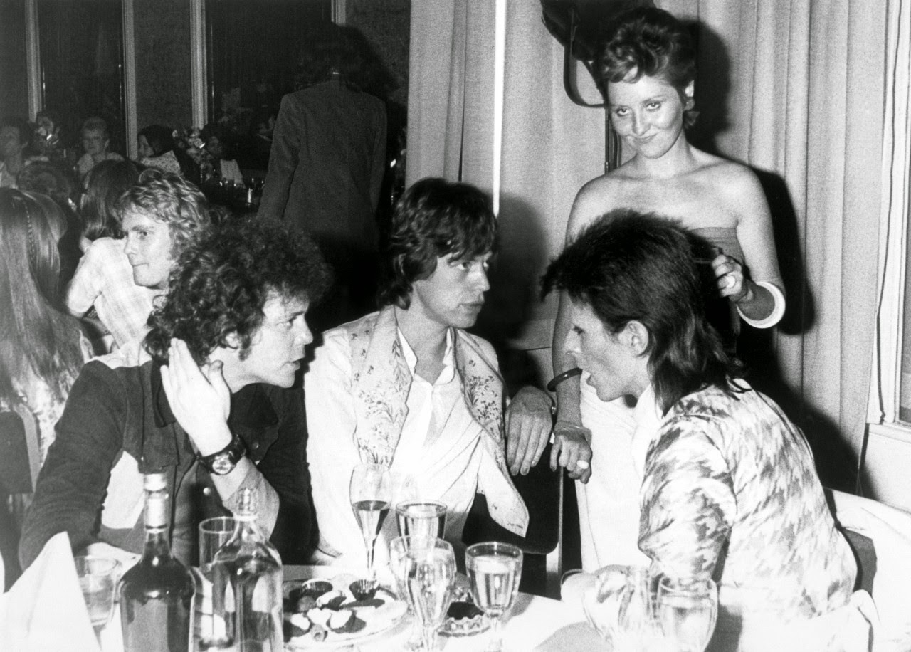 Lou-Reed-Mick-Jagger-and-David-Bowie-hanging-out-together-at-Café-Royale-1973-6