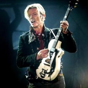 david-bowie-durante-un-concerto_558721